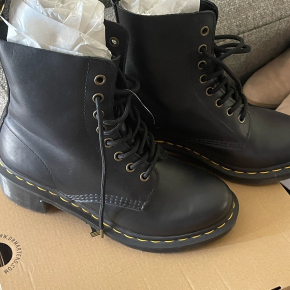 𝐃𝐫. 𝐌𝐚𝐫𝐭𝐢𝐧𝐬 - 𝐋𝐢𝐤𝐞 𝐧𝐞𝐰 🌻 - Picture 4 of 4